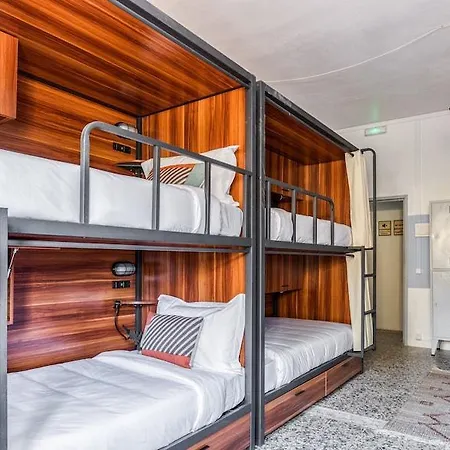 Selina Theatrou Hotel Atena